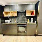 Modern 3 Bedroom Central Marylebone Apt, 5 Min From Station! London