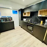 Modern 3 Bedroom Central Marylebone Apt, 5 Min From Station! London